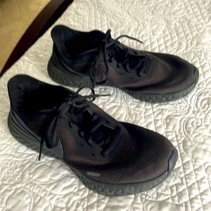 Men’s Nike black low top 11 M used in good condition